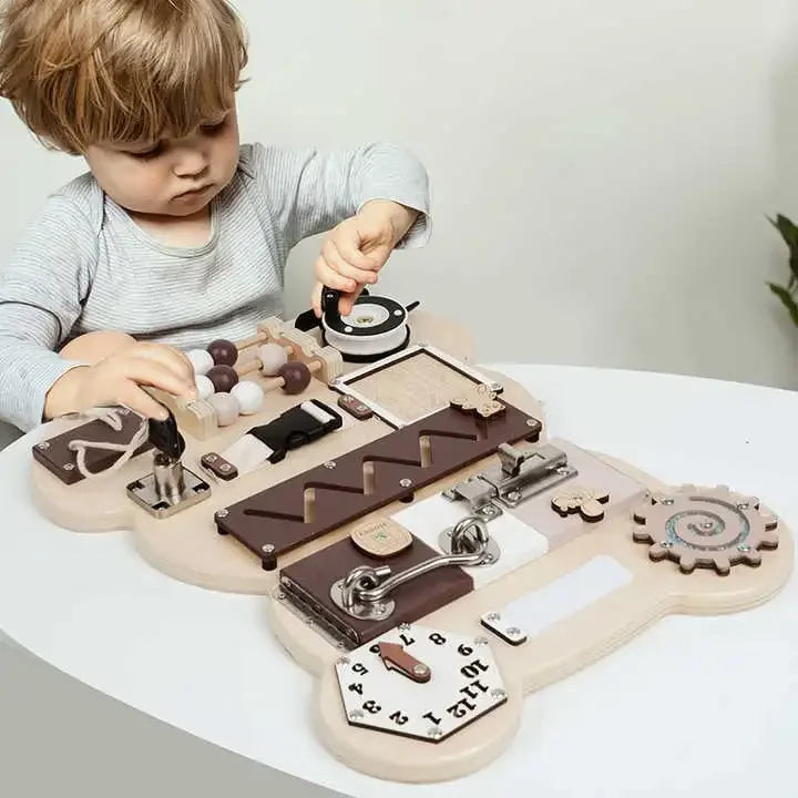 Busy-Board-Bois-Ours-Montessori-bebe-1-an